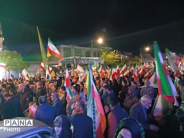  مردم در خیابان‌ها با پرچم ایران، با آرمان‌های انقلاب تجدید پیمان کردند