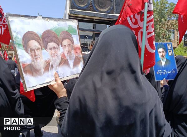 وداع باشکوه بهاریان با رهبر شهید در مسیر مصلی شهرستان