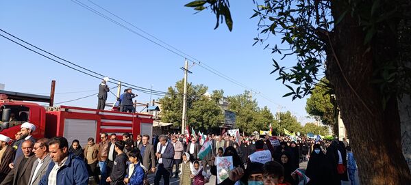 دانش‌آموزان دهلرانی در راهپیمائی ۲۲بهمن