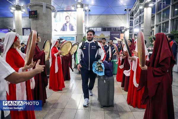 بازگشت تیم ملی وزنه‌برداری با جام قهرمانی‌