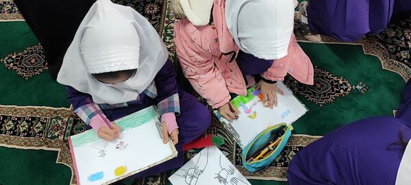 تقسیم مهربانی ها در روز نیکوکاری با حضور مسئولین در مدارس ملارد 