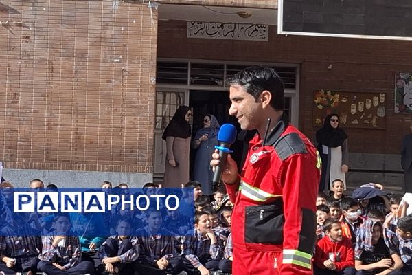 آموزش نکات ایمنی آتش‌نشانی در آموزشگاه معارف ۶