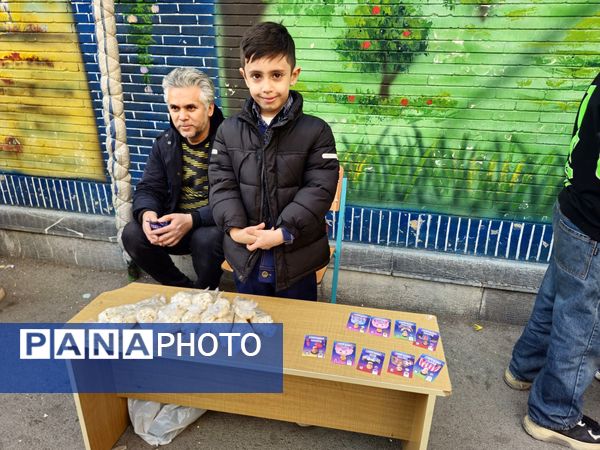  بازارچه دانش آموزی به مناسبت سالگرد پیروزی انقلاب اسلامی در دبستان پسرانه پاسدارن ناحیه ۳