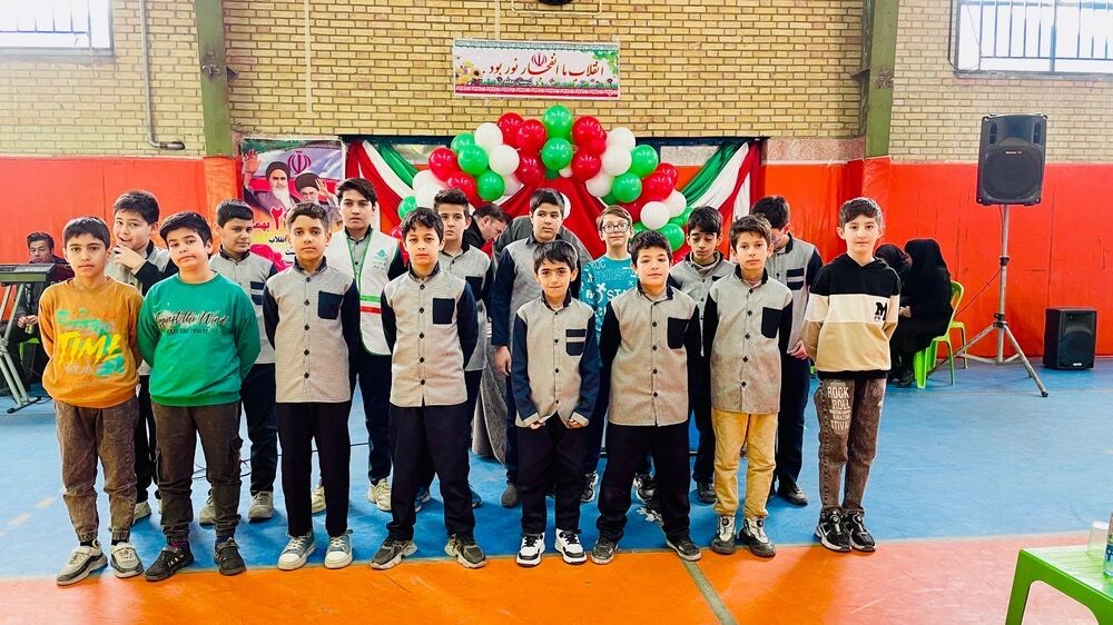 مراسم جشن انقلاب و تقدیر از دانش‌آموزان مقام‌آور مدرسه معلم