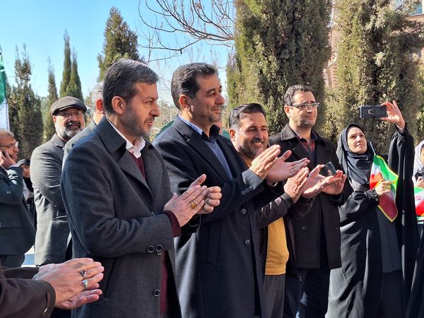 نواخته شدن زنگ انقلاب اسلامی توسط استاندار اصفهان