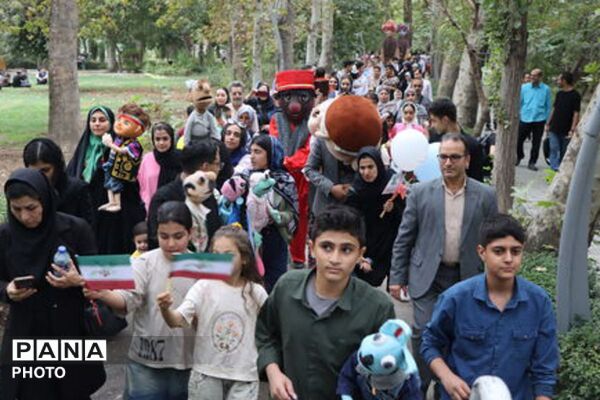 شادپیمایی هفته ملی کودک با عروسک‌های غول‌پیکر