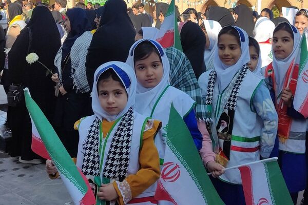 تجدید میثاق دانش‌آموزان با شهدا