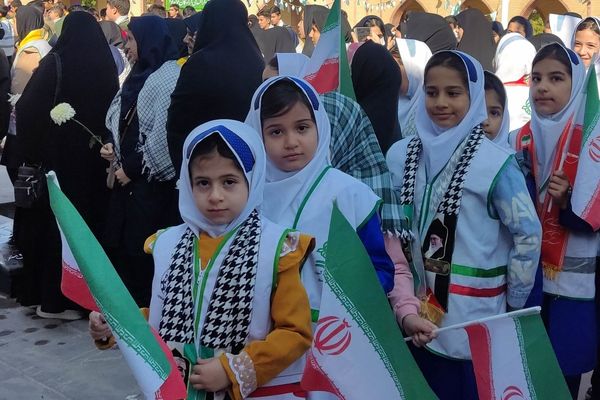 تجدید میثاق دانش‌آموزان با شهدا