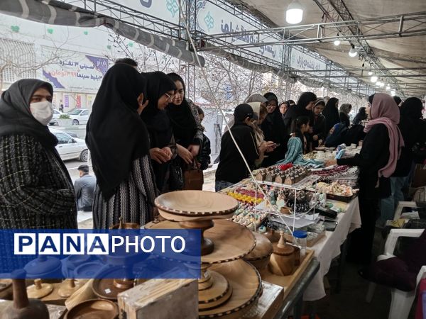برگزاری نمایشگاه صنایع دستی در محله طلاب مشهد