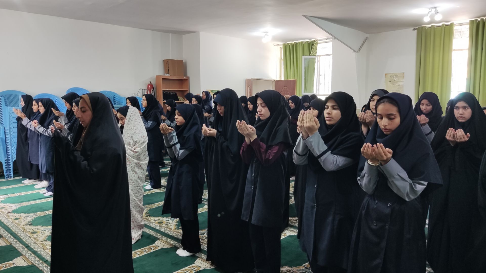 اولین نماز جماعت در روز اول مدرسه دخترانه امام حسین (ع) نیشابور 