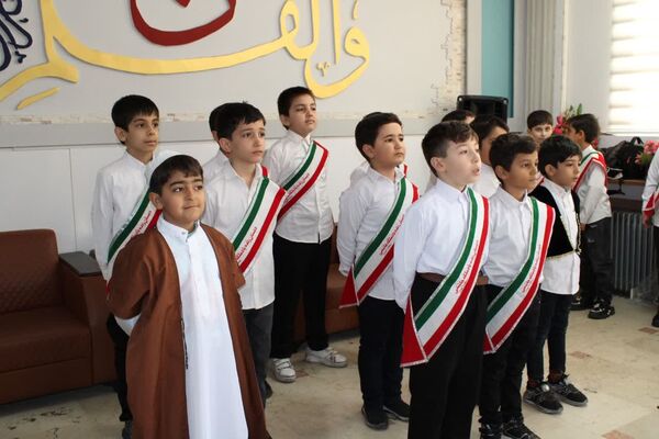 به مناسبت دهه فجر پرچم جمهوری‌اسلامی‌ایران در آموزش و پرورش منطقه۱۰ به اهتزاز درآمد