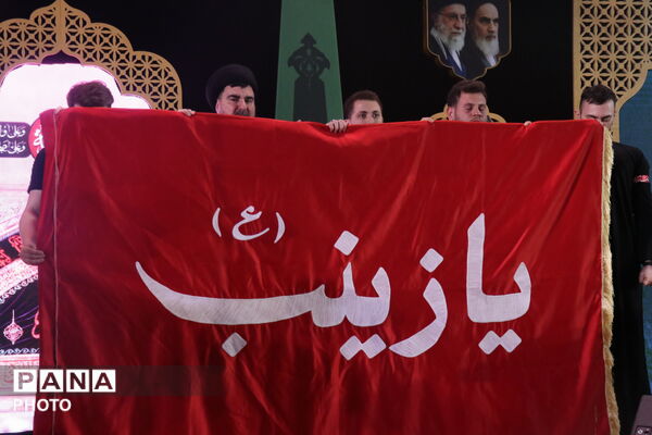 پرچم حرم حضرت زینب در میان شیعیان عزادار سوریه