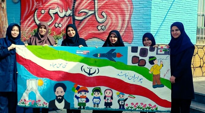 نقاشی همگانی با محوریت «ایرانِ قوی» در دبیرستان اهل‌البیت(ع) ناحیه ۴ کرج 