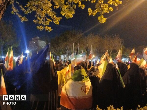 خروش مردم در میادین و تجمعات شبانه همراه با طنین شعار های مهدوی و انقلابی