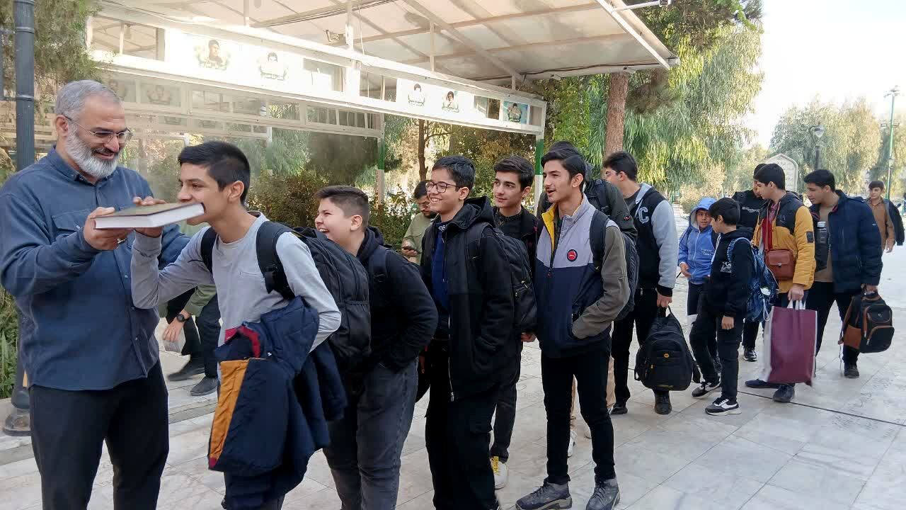 اعزام پنجمین کاروان راهیان نور پسران دانش‌آموز استان قم