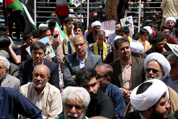 حضور پرشور نوجوانان قمی در آیین استقبال از رئیس جمهوری 