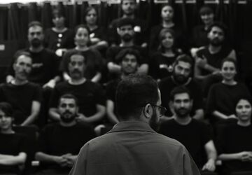 سوران احمدی با نمایش «بی/نا بینا» در عمارت هما روی صحنه می‌رود