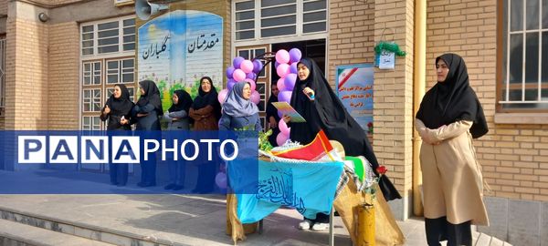 گرامیداشت هفته دفاع مقدس همزمان با آغاز سال تحصیلی در دبیرستان کوثر جلگه رخ