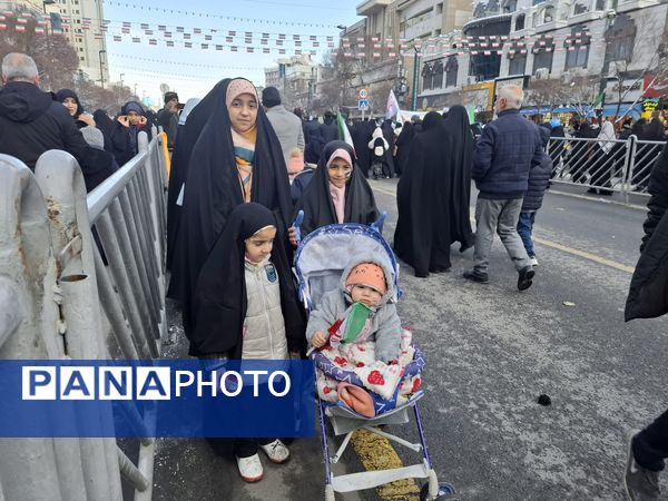 حضور پرشور همه‌ اقشار مردم مشهد در راهپیمایی ۲۲بهمن
