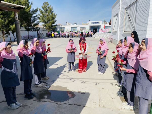 نواختن زنگ جشن نیکوکاری در دبستان زینب قهرمانی مه ولات