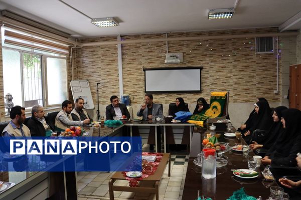 افتتاح چایخانه‌ای برای ادای احترام به حضرت رضا(ع) در دبیرستان دخترانه مطهره منطقه ۱۴