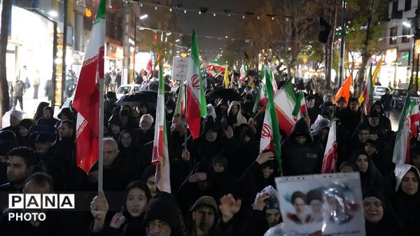 اجتماع و راهپیمایی امشب مردم فردیس زیر باران شدید 