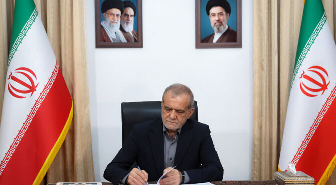 خانواده‌ها و نهادهای فرهنگی و اجرایی زمینه انس بیشتر نسل جوان با نماز را فراهم کنند