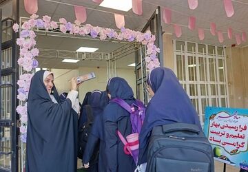 آیین آغاز سال تحصیلی در مدرسه استعدادهای درخشان فرزانگان ۱ شهریار