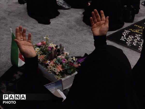 شبی که ماه دو نیم شد
