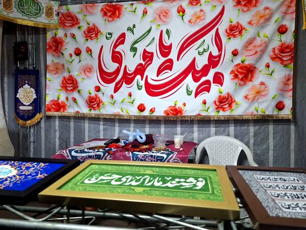 شادی مردم در کوچه وخیابان‌های مشهد در شب نیمه شعبان
