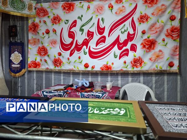 شادی مردم در کوچه وخیابان‌های مشهد در شب نیمه شعبان