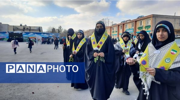 وداع دانش‌آموزان دبیرستان فرهنگیان ناحیه ۷ با شهید گمنام 