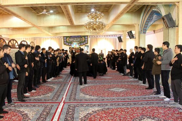 عزاداری دانش‌آموزان برای حضرت زهرا (س) در کنار مزار شهید گمنام