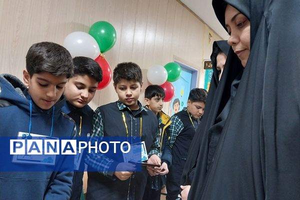 برپایی نمایشگاه طرح جابر ابن حیان در دبستان هیأت امنایی شهید قلنبر ناحیه 2 شهرری 