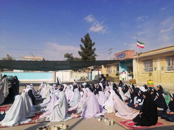 اقامه نماز باران  در دبستان ناهید نخودی 