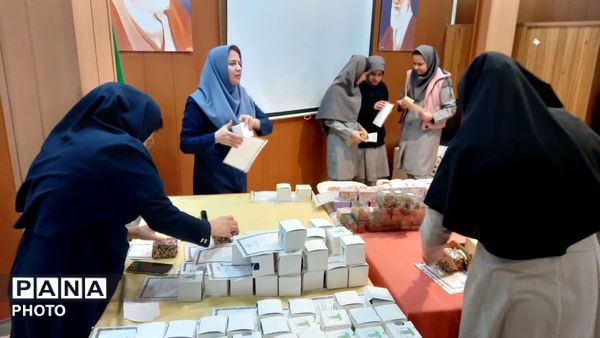 تقدیر از دانش آموزان برتر آموزشی وتربیتی دردبیرستان دوره اول آرمینه مصلی نژاد ناحیه ۶