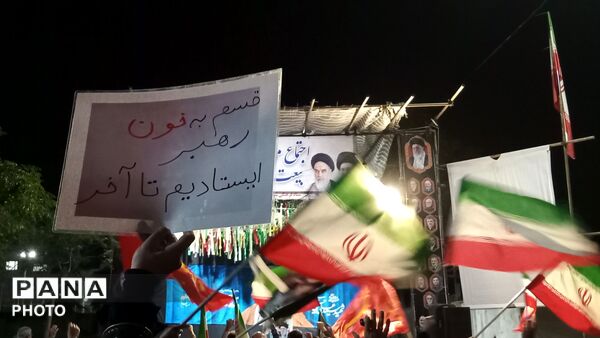 تجمع مردم شهر فردوسیه در دهه امامت در کنار شهدای گمنام