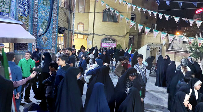 حال و هوای دانش‌آموزان در موکب سازمان دانش‌آموزی غرب تهران 