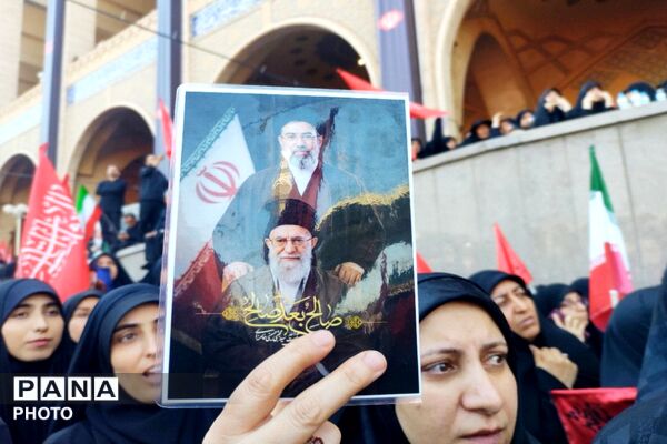 بدرقه با اشک و بیعت ،ایران در سوگِ قائد شهید امت
