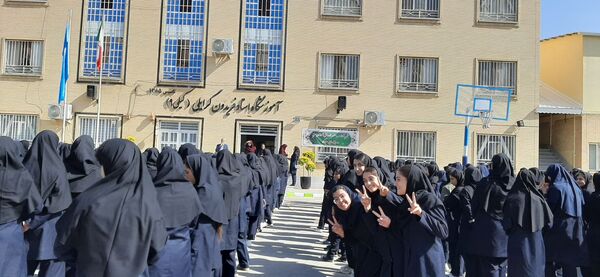 گذری برصبح‌گاه دبیرستان وکیلی ۹