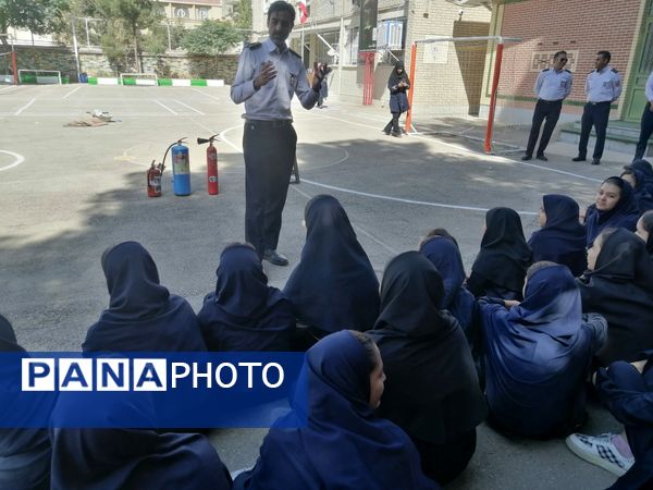 بزرگداشت روز آتش و ایمنی در دبیرستان کوثر فرهنگیان 