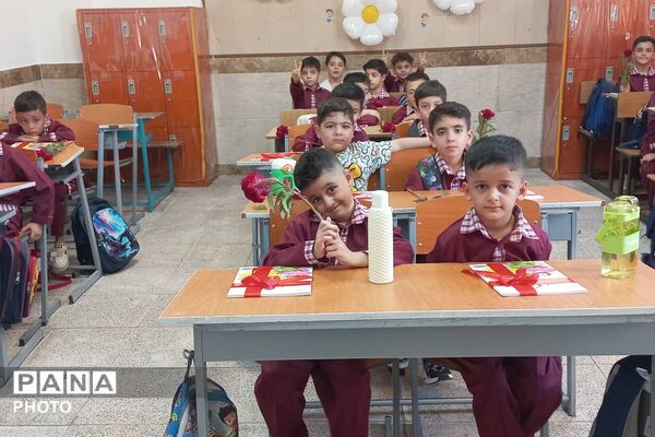  جشن شکوفه‌ها در دبستان امام رضا(ع) قیامدشت با حضور جمعی از مسئولان