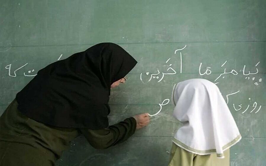جامعه با قلم و دل معلم ساخته می‌شود