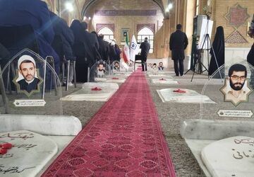گرامیداشت هفته امور تربیتی در کنار مزار شهدای ۷۲ تن