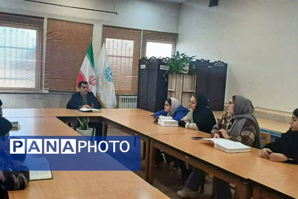 پرتو فجر در کتابخانه پانزده خرداد درخشید؛ عصر شعر انقلاب با حضور شاعران و فرهیختگان