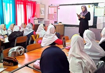 درسی متفاوت بدون دفتر و تخته با کتاب و لبخند معلم در دبستان صابران‌ یک شهریار 