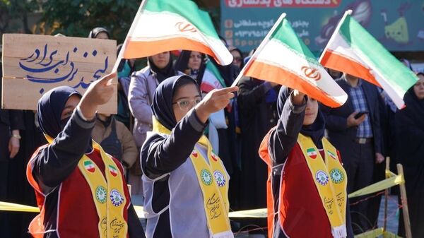 حضور گسترده ی دانش آموزان تمامی مدارس در راهپیمایی ۱۳ آبان 