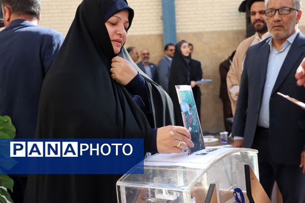 مراسم جشن ملی عاطفه‌ها در دبیرستان دخترانه شهید دکتر پاکنژاد یزد 