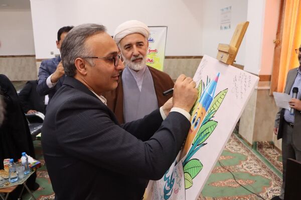رونمایی از پوستر نخستین جشنواره داستان‌نویسی روستا در روستای گردکوه شهرستان مهریز 