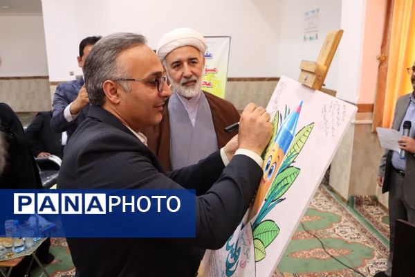 رونمایی از پوستر نخستین جشنواره داستان‌نویسی روستا در روستای گردکوه شهرستان مهریز 